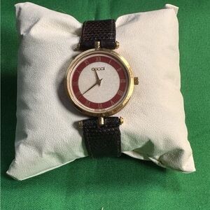 Gucci Shelly Wmns Gold Case Watch with Burgundy Dial Ring & Blk Strap. Pre Owned